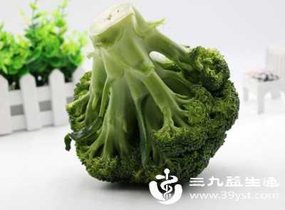 西兰花属于十字花科蔬菜，含有吲哚-3-甲醇