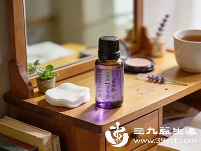薰衣草精油的香气能起到镇静催眠的效果
