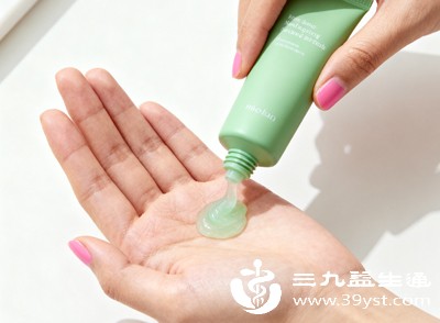 干燥的皮肤更容易吸附烟渍，且自我修复能力弱