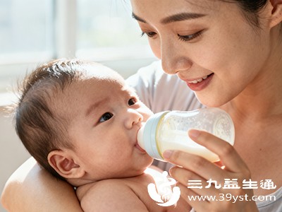 口腔内的白色斑块会让宝宝在吃奶时感到疼痛