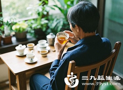 清热解毒的茶饮多性寒，空腹饮用可能会刺激胃肠道