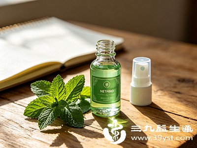 取1滴薄荷精油，与5毫升基础油（如荷荷巴油、葡萄籽油）充分混合