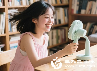 炎热或高温时，可扇风、用小风扇为手部降温