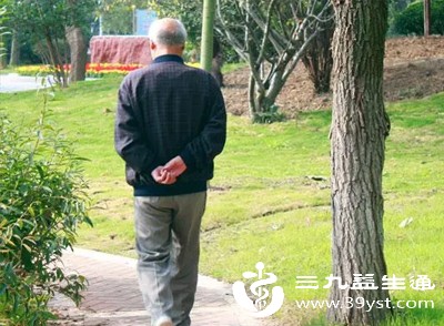 眼睛突然“变红”有血块 原因多样看完心里有底