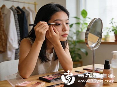 在化妆时,通过调整眼线和眼影的画法来平衡双眼的视觉效果 在化妆时,通过调整眼线和眼影的画法来平衡双眼的视觉效果