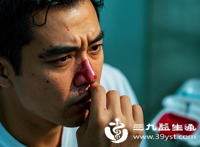 血压突然升高时，会导致鼻腔内血管压力增大，容易破裂出血