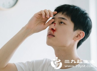 鼻腔内的黏膜会因缺乏水分而变得干燥、脆弱,容易破裂出血 鼻腔内的黏膜会因缺乏水分而变得干燥、脆弱,容易破裂出血