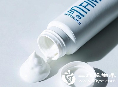 牙膏中的氟化物、研磨剂等成分质地粗糙 牙膏中的氟化物、研磨剂等成分质地粗糙