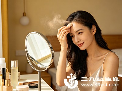 选与发色一致的发际线粉，用细刷蘸取少量