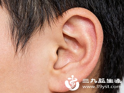 耳朵负责平衡，耳石症患者头一动（如躺下、翻身）