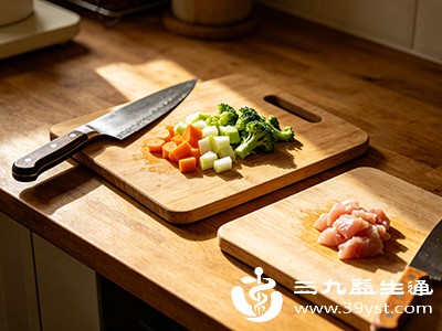 家里最好准备两块案板、两把刀