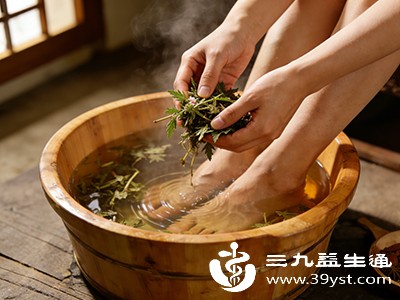 中药泡脚都能通过温热渗透放松肌肉纤维，减轻酸痛感
