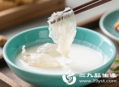 可在燕窝炖好后加入少许盐、葱花，或搭配牛奶、椰奶