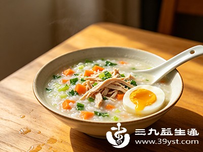 蔬菜鸡肉粥1碗（大米30克+鸡胸肉50克+青菜碎50克）+水煮蛋半个