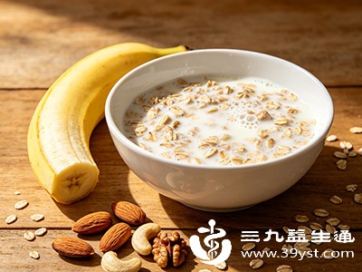 燕麦片30克（用牛奶或清水冲泡）+香蕉半根+坚果5颗（巴旦木或核桃）