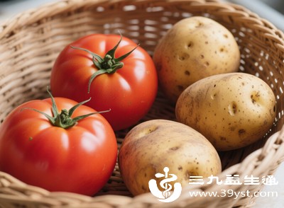 土豆作为主食类食材，能提供充足能量，避免饥饿；西红柿属于低热量高维生素蔬菜