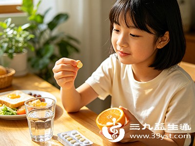 虽然维生素C不能预防感冒，但在感冒期间补充，可增强免疫系统的应答效率