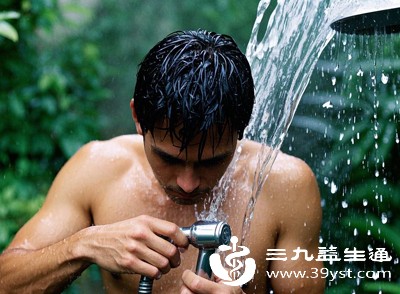 用过热的水洗澡会破坏皮肤角质层，降低皮肤屏障功能