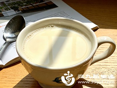 刚煮好的豆浆温度较高,直接放入冰箱会让冷藏室温度骤升 刚煮好的豆浆温度较高,直接放入冰箱会让冷藏室温度骤升