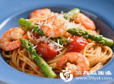 搭配“高纤维蔬菜+优质蛋白”，提升营养密度