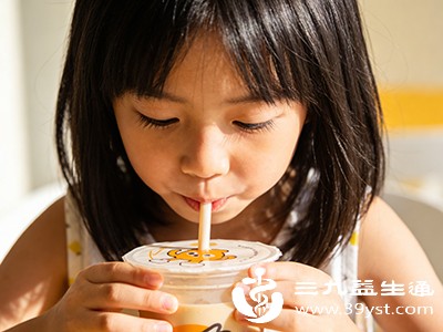 长期用吸管喝奶茶、可乐，空气会随液体进入胃肠道