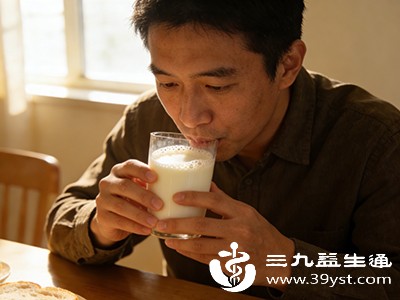饭后喝少量牛奶，能延长胃排空时间