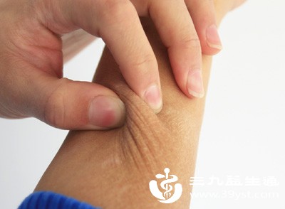 夜间加重的瘙痒，抓挠后易破损感染