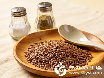很多人买回亚麻籽，直接像嗑瓜子一样整粒嚼着吃
