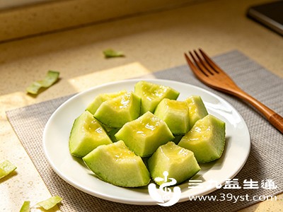 建议在两餐之间（如上午10点、下午3点）食用