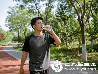 若因饮水不足或出汗多导致尿量少,需及时补充水分 若因饮水不足或出汗多导致尿量少,需及时补充水分