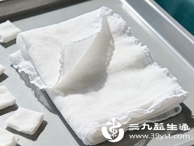 冷水冲洗结束后，用无菌纱布或干净、柔软的毛巾轻轻覆盖创面