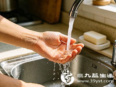 开水烫手先冲冷水 15分钟黄金处理期做错可能留疤 赶紧记下来