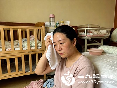 产后1个月内避免长时间站立、久坐或频繁抱娃