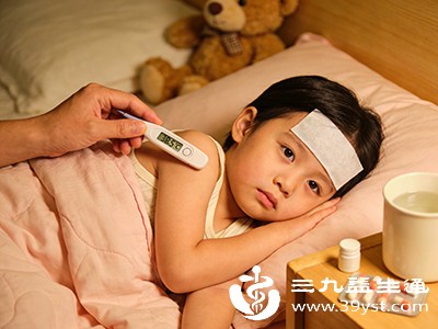 多见于儿童，除发热、皮疹外，舌面会出现红色颗粒状乳头