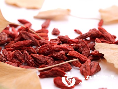 枸杞（每天10-15克，枸杞多糖增强肝免疫力，可泡水或嚼食）