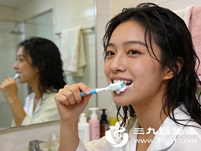 刷牙时出血情况会更明显,且可能出现口臭 刷牙时出血情况会更明显,且可能出现口臭