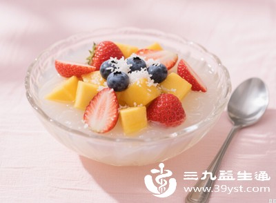 按快捷冲泡法做好葛粉糊，待其自然冷却后，加入50克切好的芒果丁