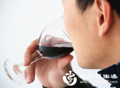 酒精会刺激呼吸道黏膜，诱发支气管痉挛，导致哮喘急性发作