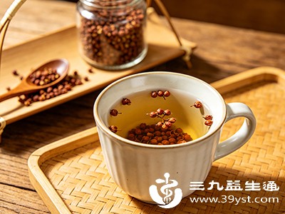 用刚烧开的沸水冲泡花椒，沸水能更好地激发花椒中的活性成分和香气