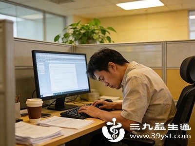 现代男性常长时间使用电脑、手机处理工作或娱乐，导致眼部肌肉持续紧张