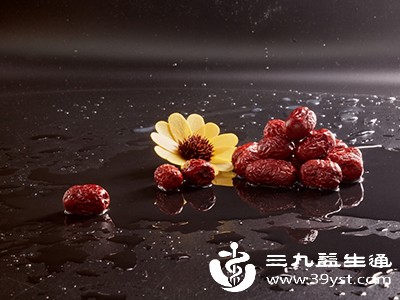 红枣:富含维生素、矿物质等,是传统的补血食材 红枣:富含维生素、矿物质等,是传统的补血食材