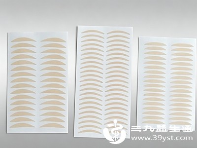 部分双眼皮贴(尤其是低价、非正规产品)含有刺激性胶水或材质 部分双眼皮贴(尤其是低价、非正规产品)含有刺激性胶水或材质