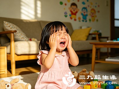 童年时若常被灌输“哭是没用的”“要坚强”