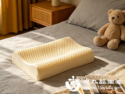 天然乳胶材质弹性好、透气性强，能有效支撑颈椎