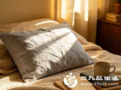 颈部皮肤敏感，且睡眠中会产生热量和汗液，枕头材质需具备良好透气性