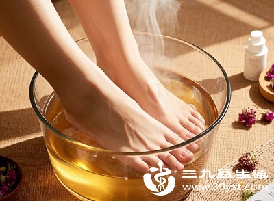 生姜性温,含有姜辣素,能促进脚部血液循环 生姜性温,含有姜辣素,能促进脚部血液循环