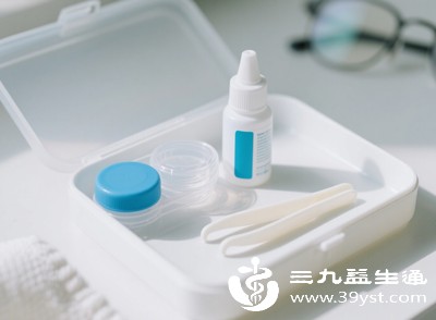 隐形眼镜护理液成分简单温和，虽无消毒、去蛋白效果