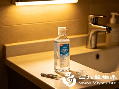 佩戴前仍需用新鲜护理液冲洗镜片表面