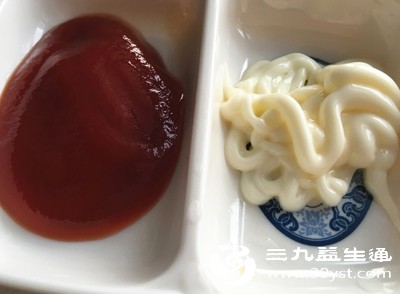 别用沙拉酱、番茄酱等