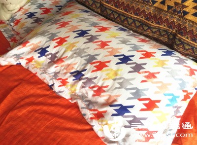 枕套等直接接触皮肤的物品,需每周清洗更换 枕套等直接接触皮肤的物品,需每周清洗更换